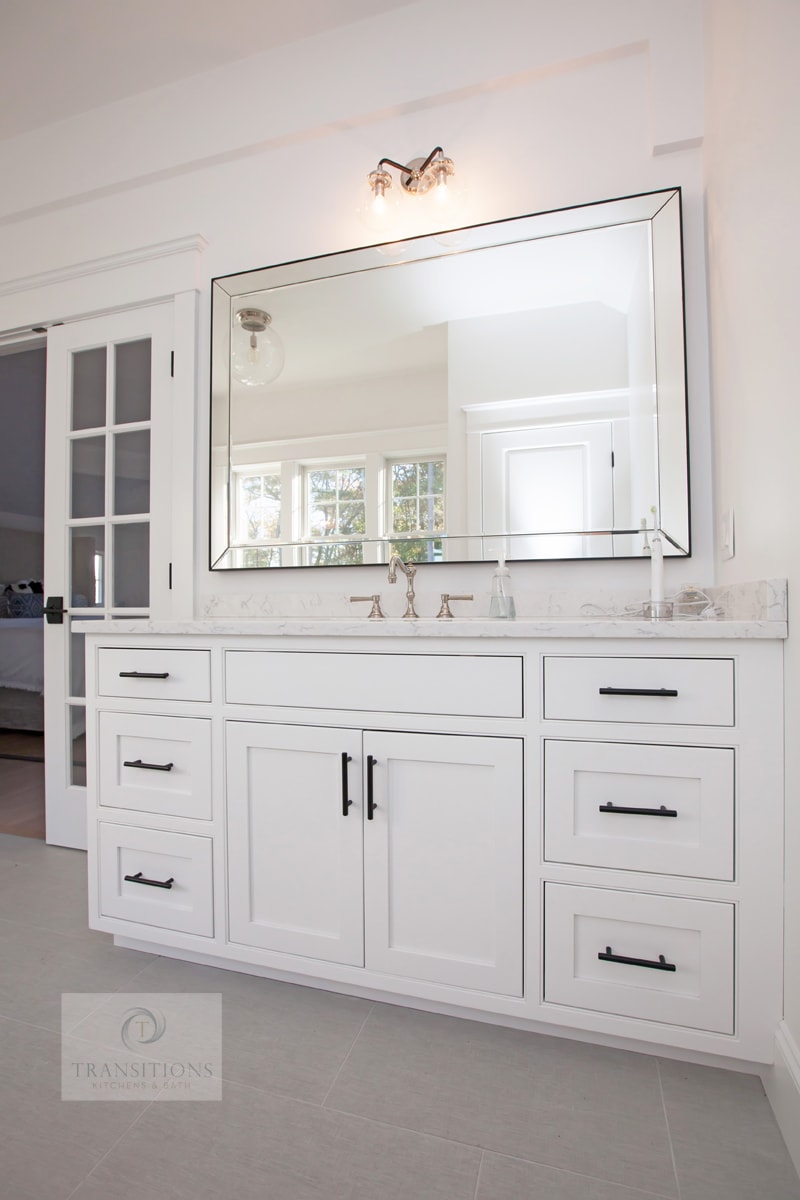 Bath design with white vanity cabinet