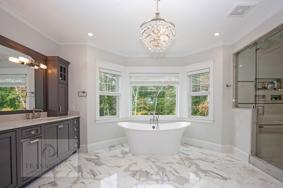 Large bath design with double vanity cabinet