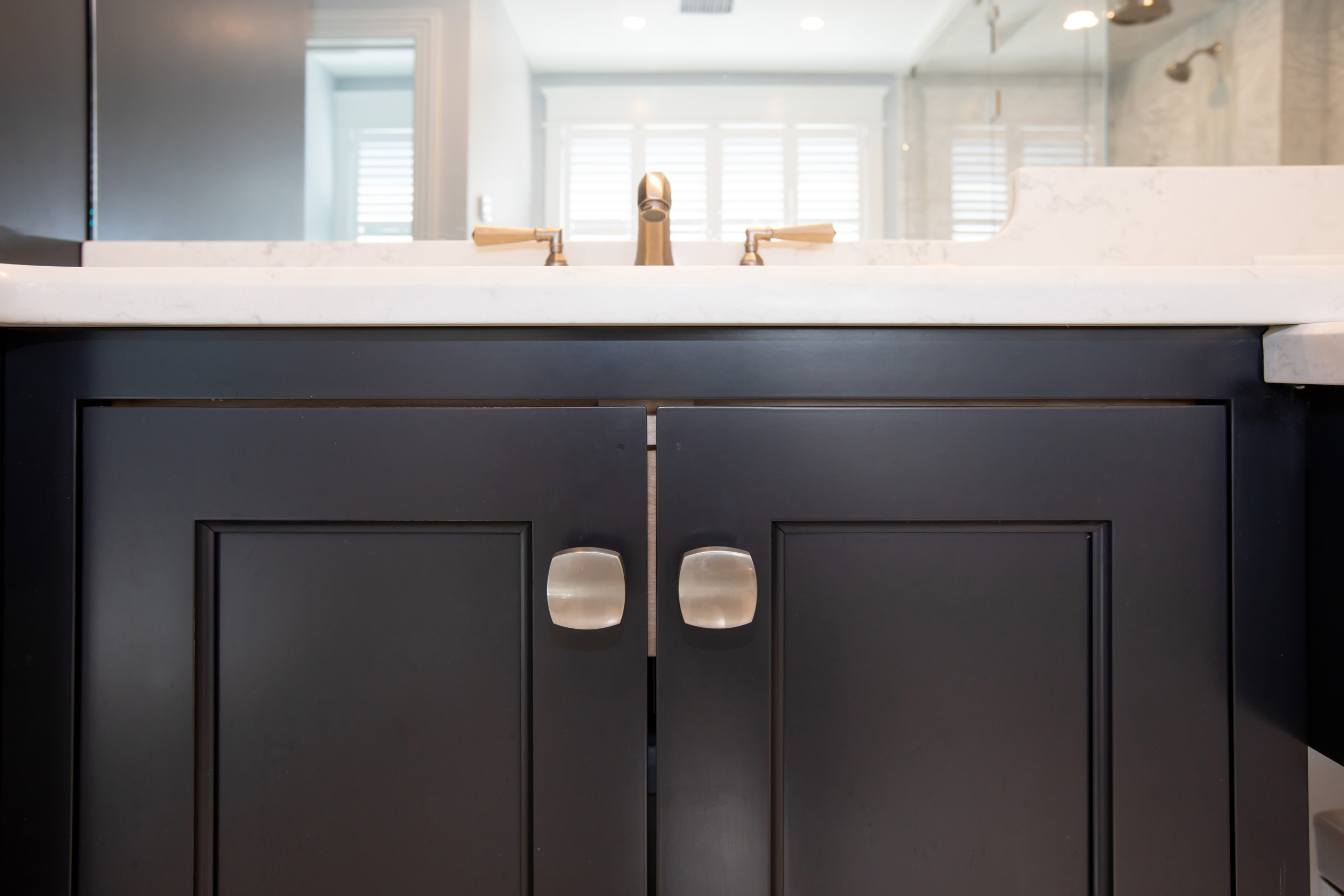 vanity cabinet with knobs